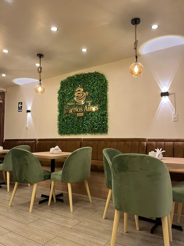 Pared verde con el logo